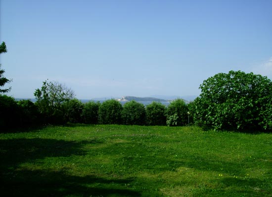 Panorama dal giardino: il colle della Sella del Diavolo